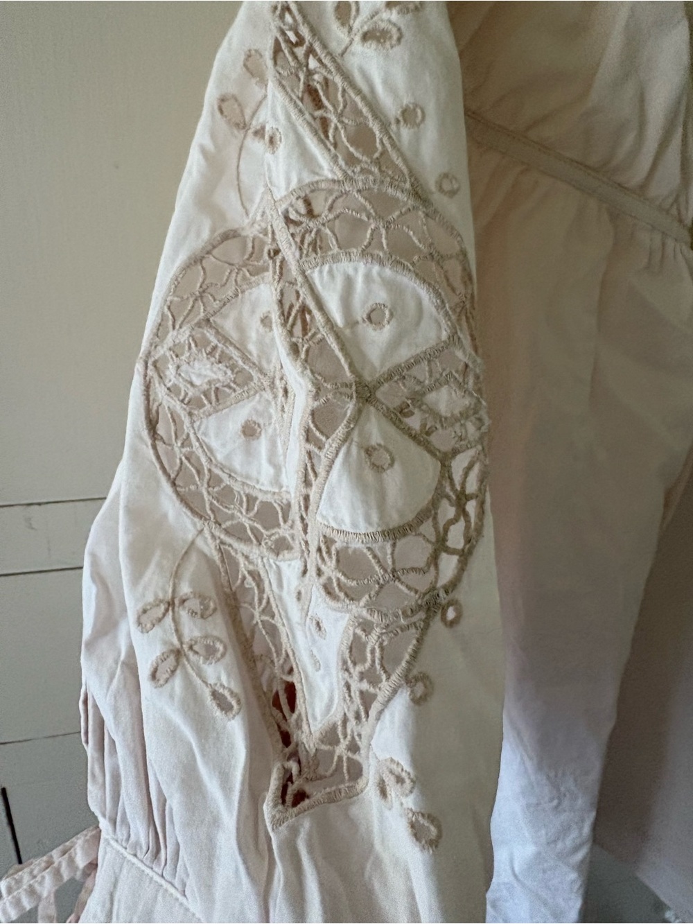 Old Navy White Peasant-Style Embroidered Sleeve Top - Picture 4 of 6